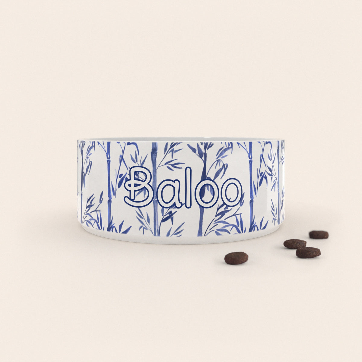 Gamelle pour chien au motif Bambou Bleu personnalisés avec le nom Baloo, accompagné de croquettes sur fond neutre.
