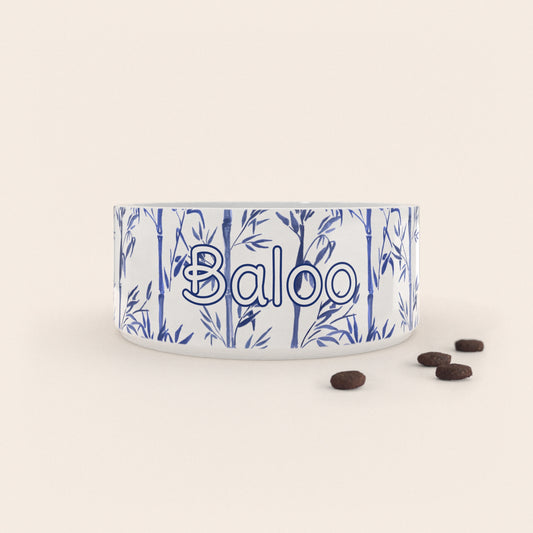 Gamelle pour chien au motif Bambou Bleu personnalisés avec le nom Baloo, accompagné de croquettes sur fond neutre.