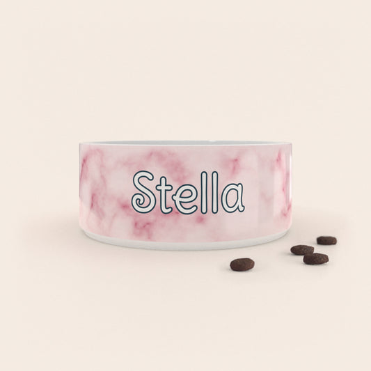 Gamelle pour chien au motif Marbre Rose personnalisés avec le nom Stella, accompagné de croquettes sur fond neutre.
