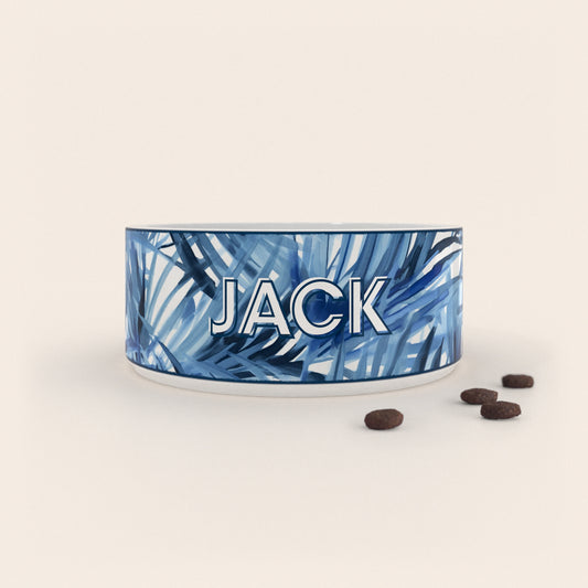 Gamelle pour chien au motif Palmes Bleutée personnalisés avec le nom Jack, accompagné de croquettes sur fond neutre.